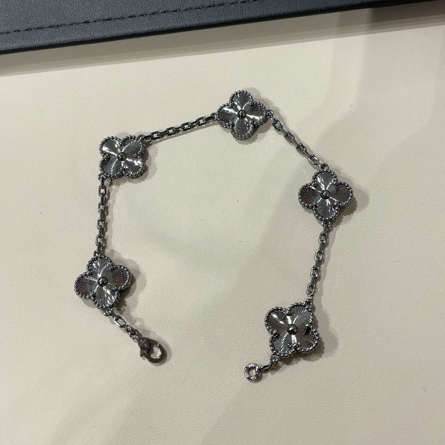 [Miro ]New CLOVER 5 MOTIF BLACK BRACELET