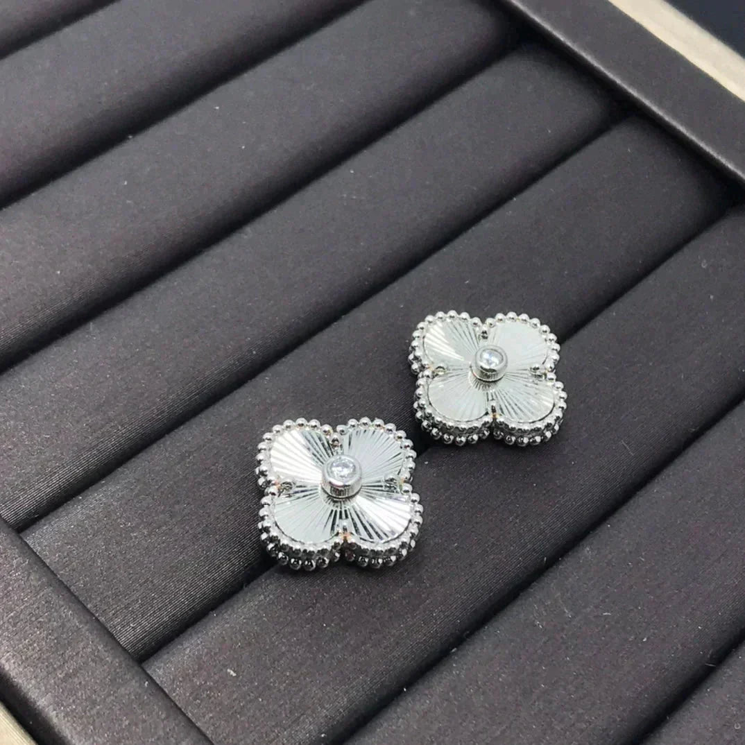Miro CLOVER MINI 9.5MM LASER EARRINGS