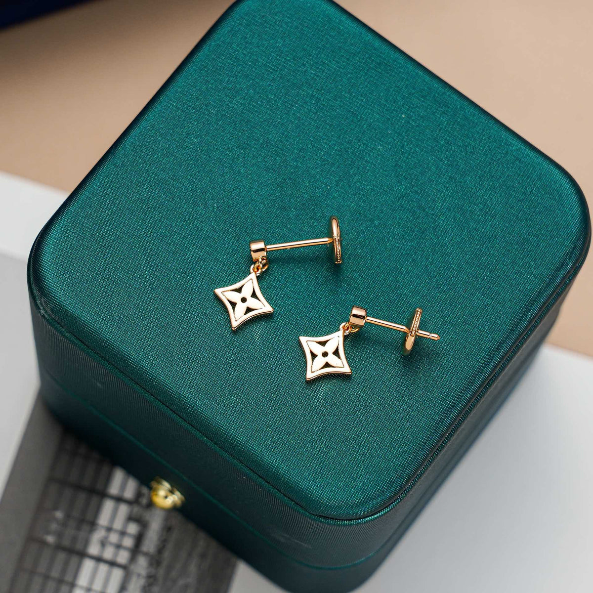 Miro STAR EARRINGS GOLD