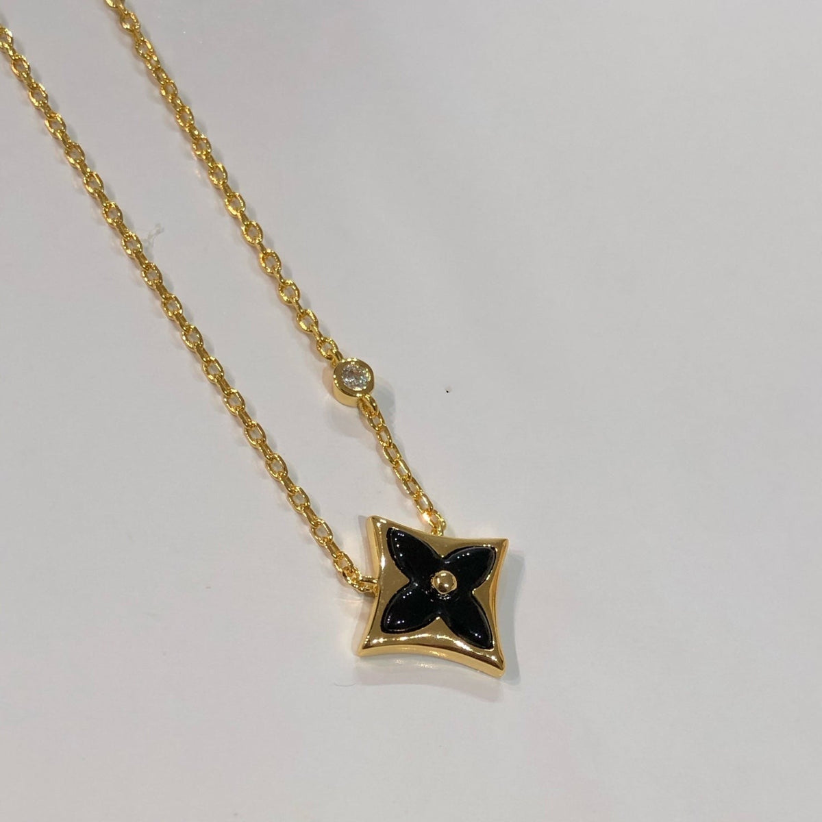 Miro STAR BLACK MOP NECKLACE