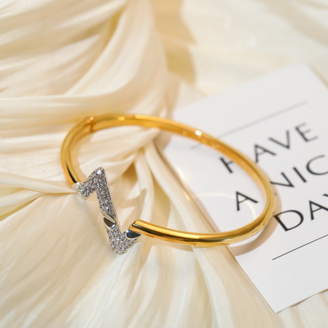 Miro VOLTE UPSITE DOWN GOLD DIAMOND BRACELET