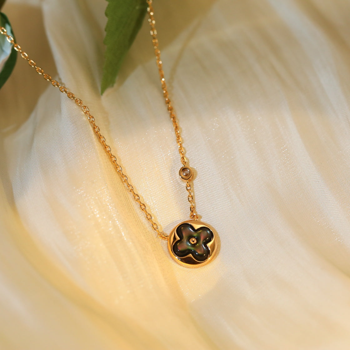 Miro SUN PEDANT PINK GOLD 1 DIAMOND NECKLACE