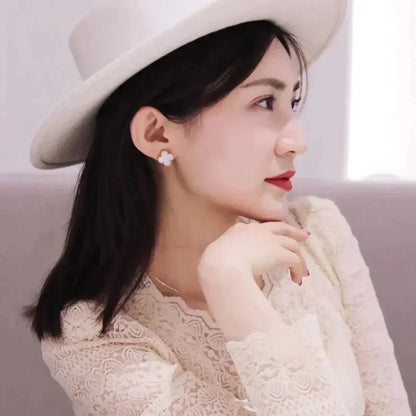 Miro CLOVER MEDIUM 1 MOTIFS  WHITE MOP STUD EARRINGS