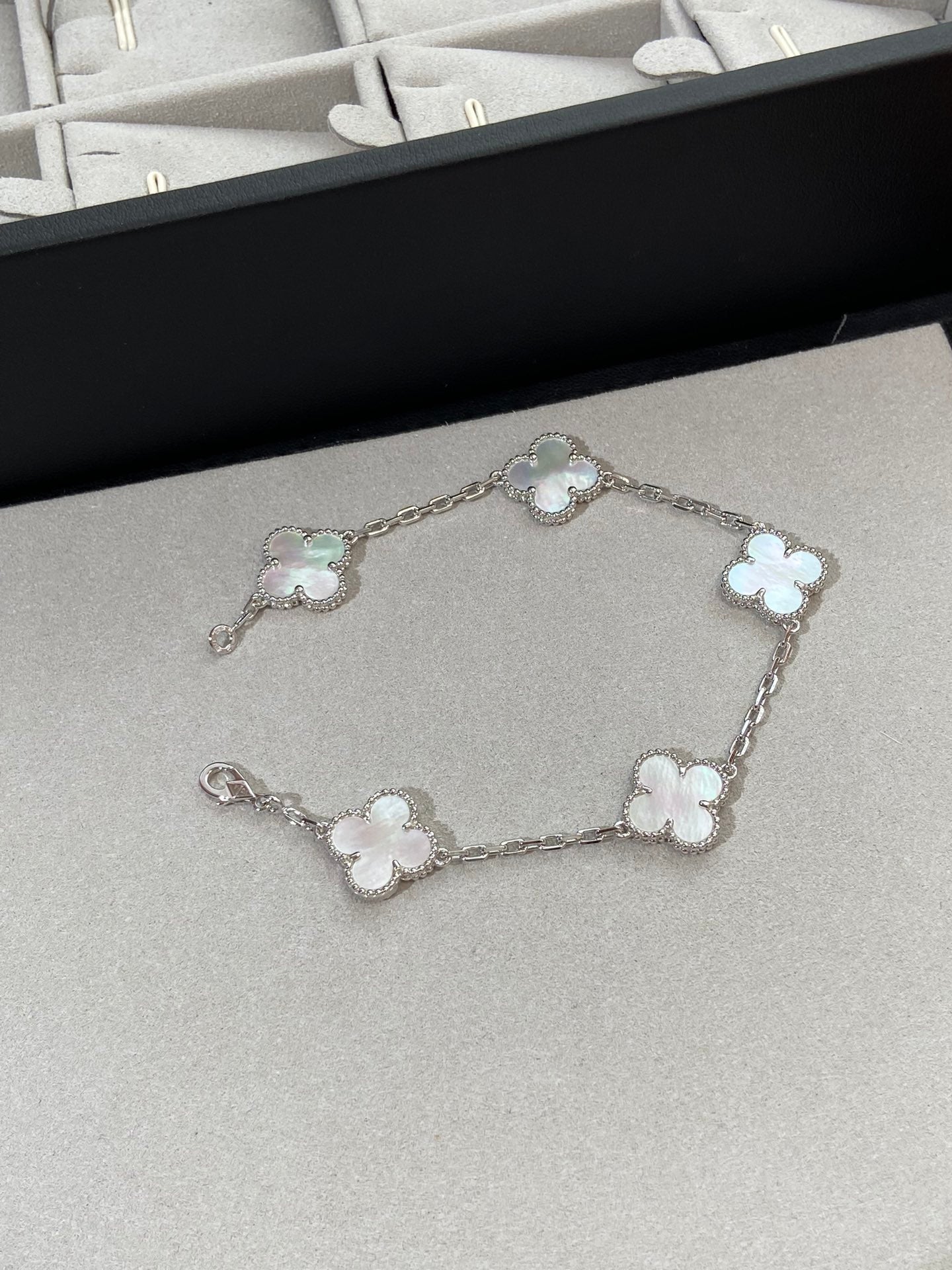 [Miro ]New CLOVER WHITE PEARL MOP 5 MOTIF BRACELET COLLECTION