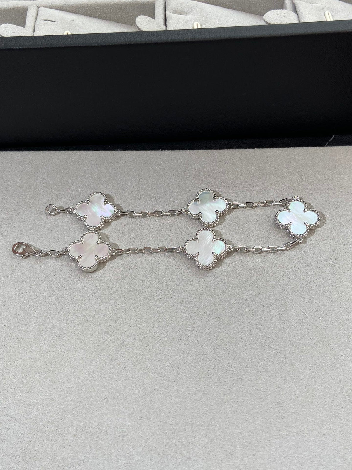 [Miro ]New CLOVER WHITE PEARL MOP 5 MOTIF BRACELET COLLECTION