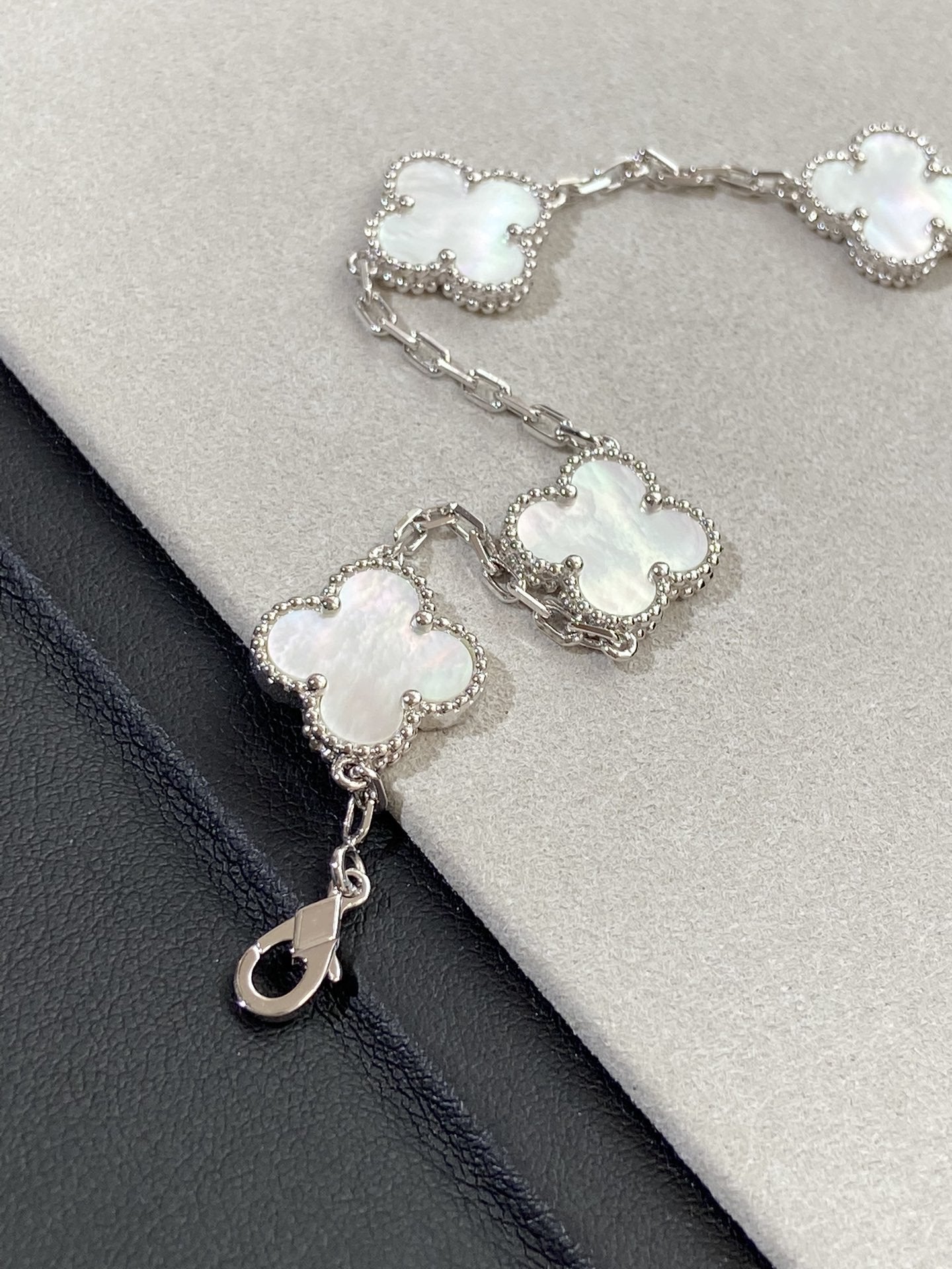 [Miro ]New CLOVER WHITE PEARL MOP 5 MOTIF BRACELET COLLECTION