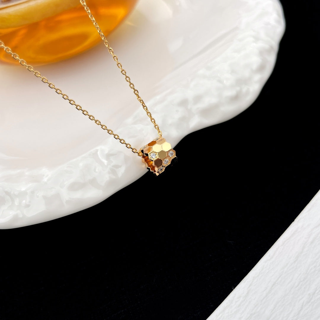 Miro BEE MINI PEDANT DIAMOND NECKLACE