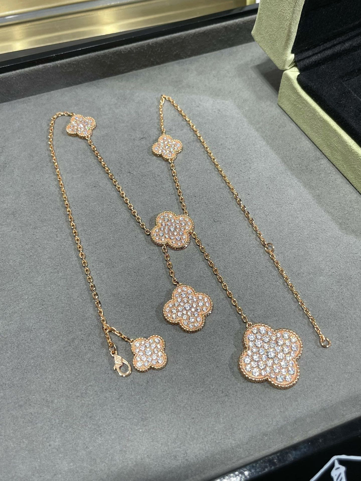 Miro CLOVER 6 MOTIF DIAMOND PAVED NECKLACE