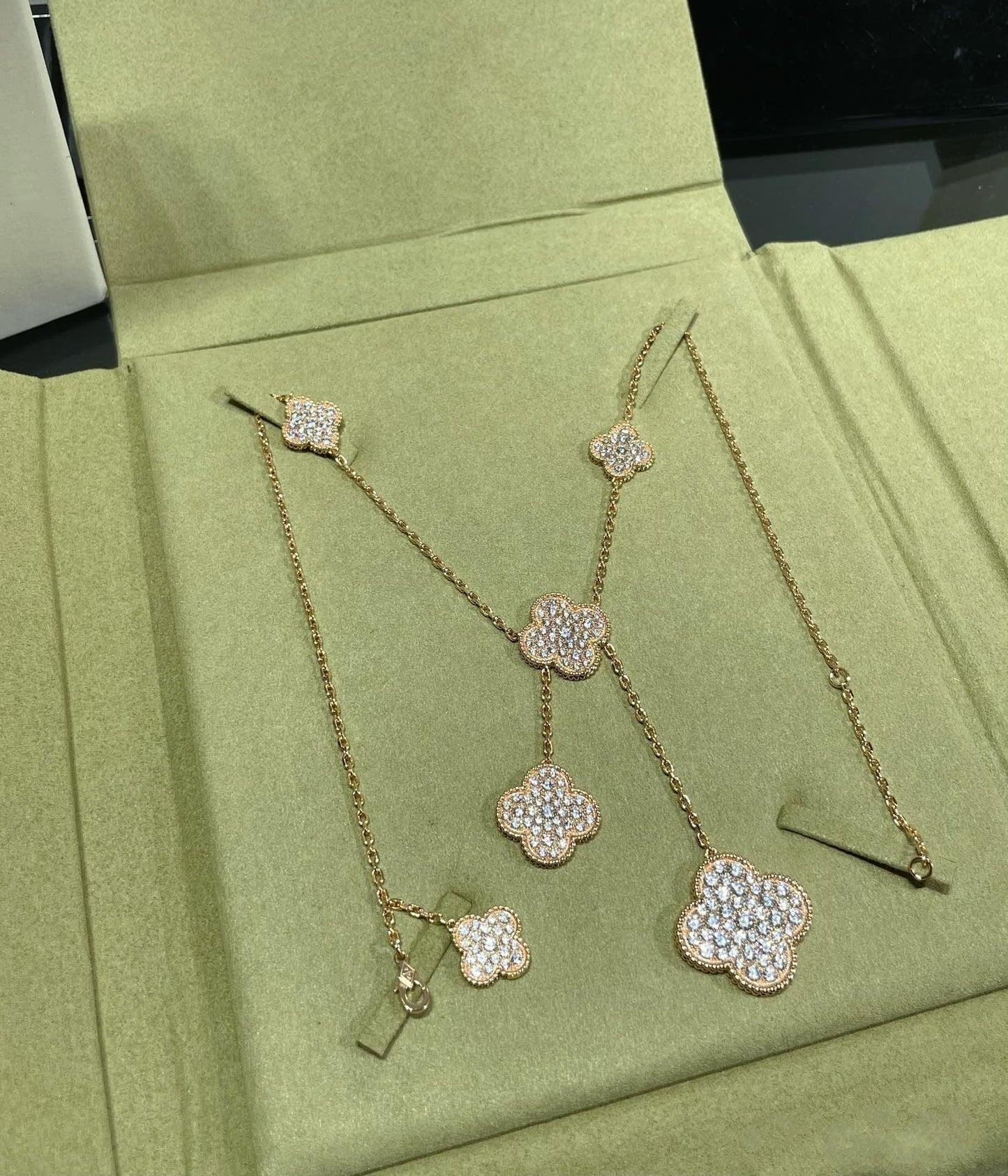 Miro CLOVER 6 MOTIF DIAMOND PAVED NECKLACE