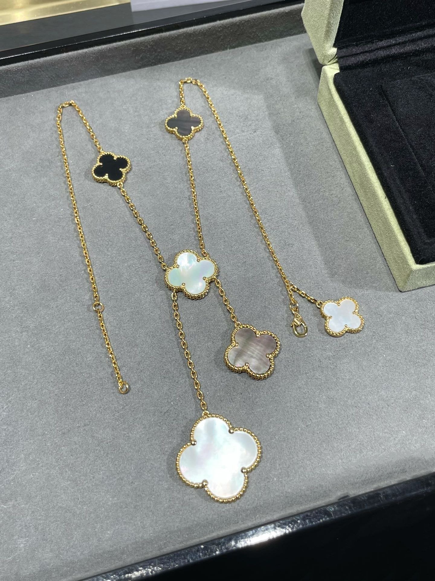 Miro CLOVER 6 MOTIF MOP ONYX GOLD NECKLACE