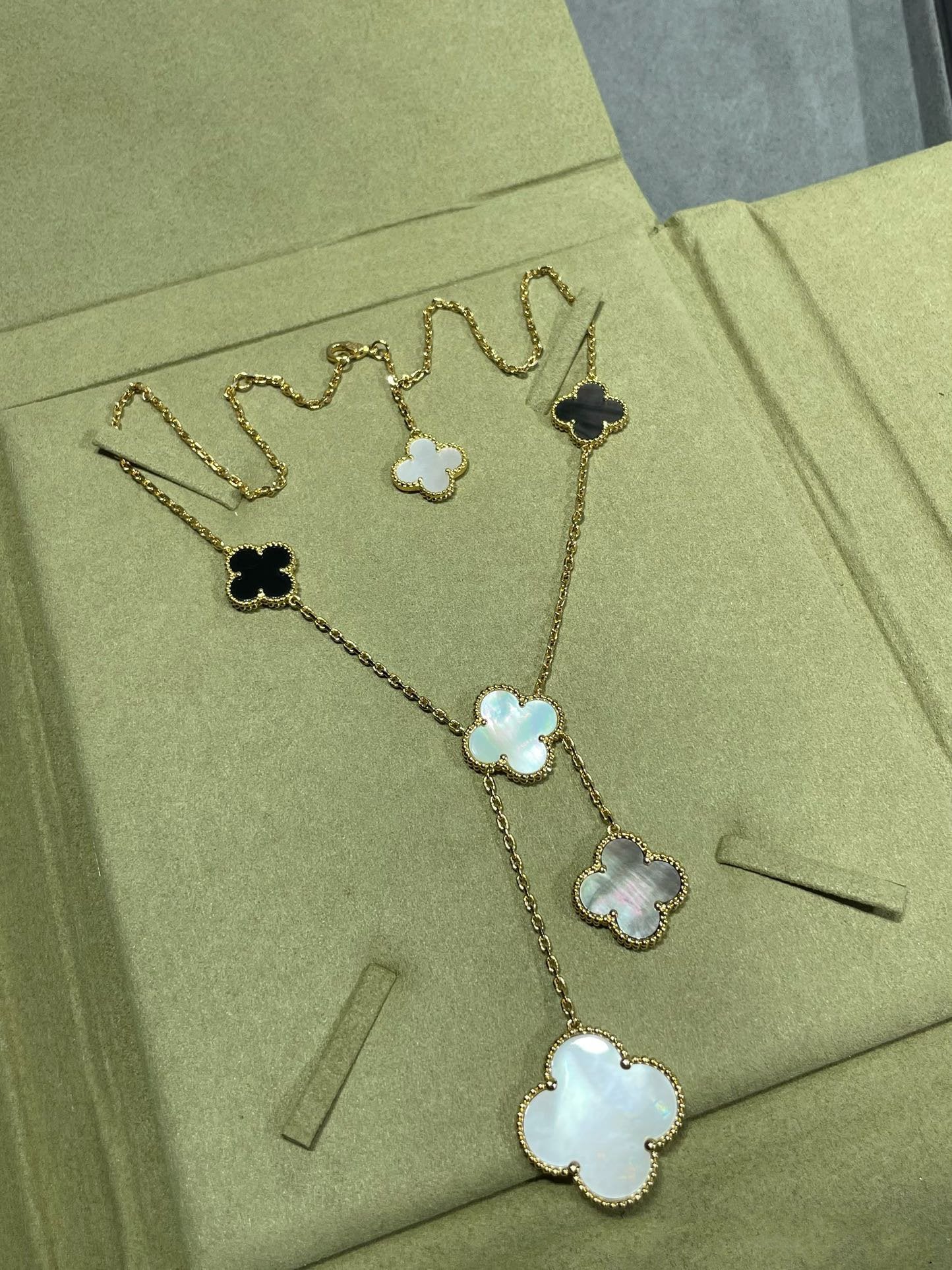 Miro CLOVER 6 MOTIF MOP ONYX GOLD NECKLACE