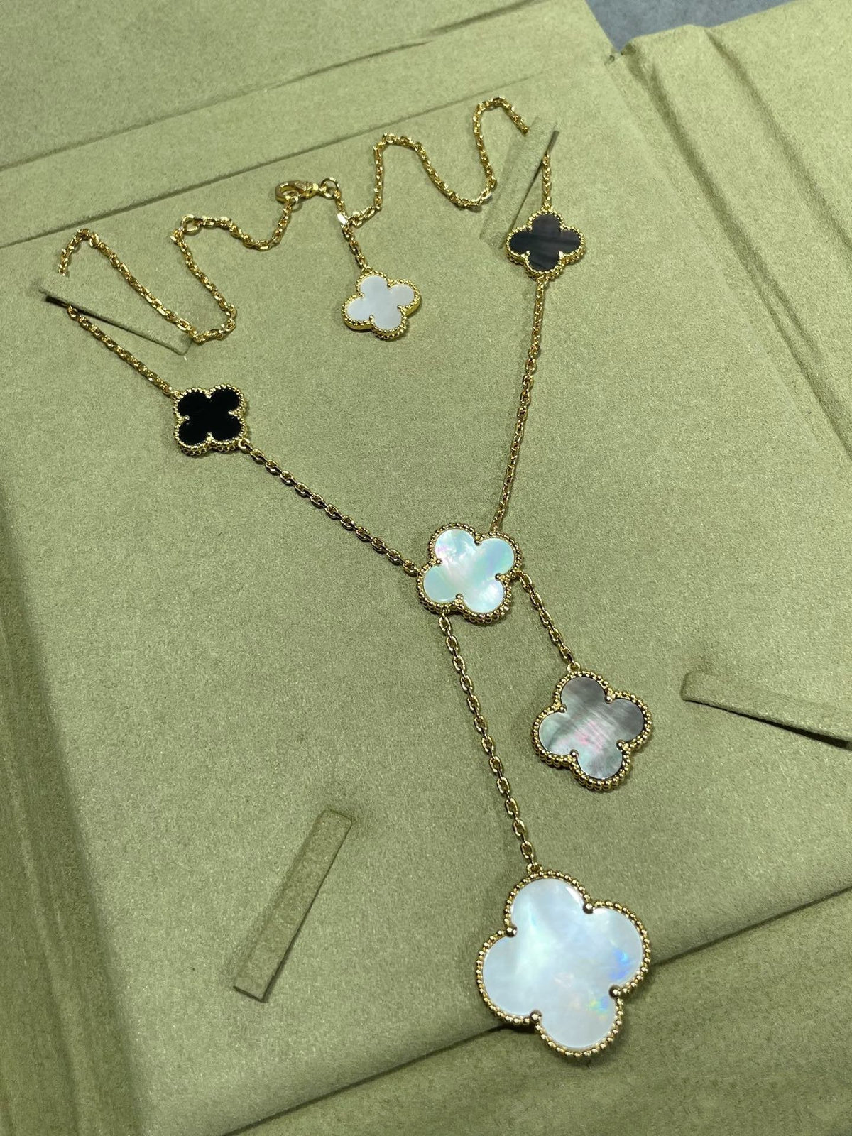 Miro CLOVER 6 MOTIF MOP ONYX GOLD NECKLACE