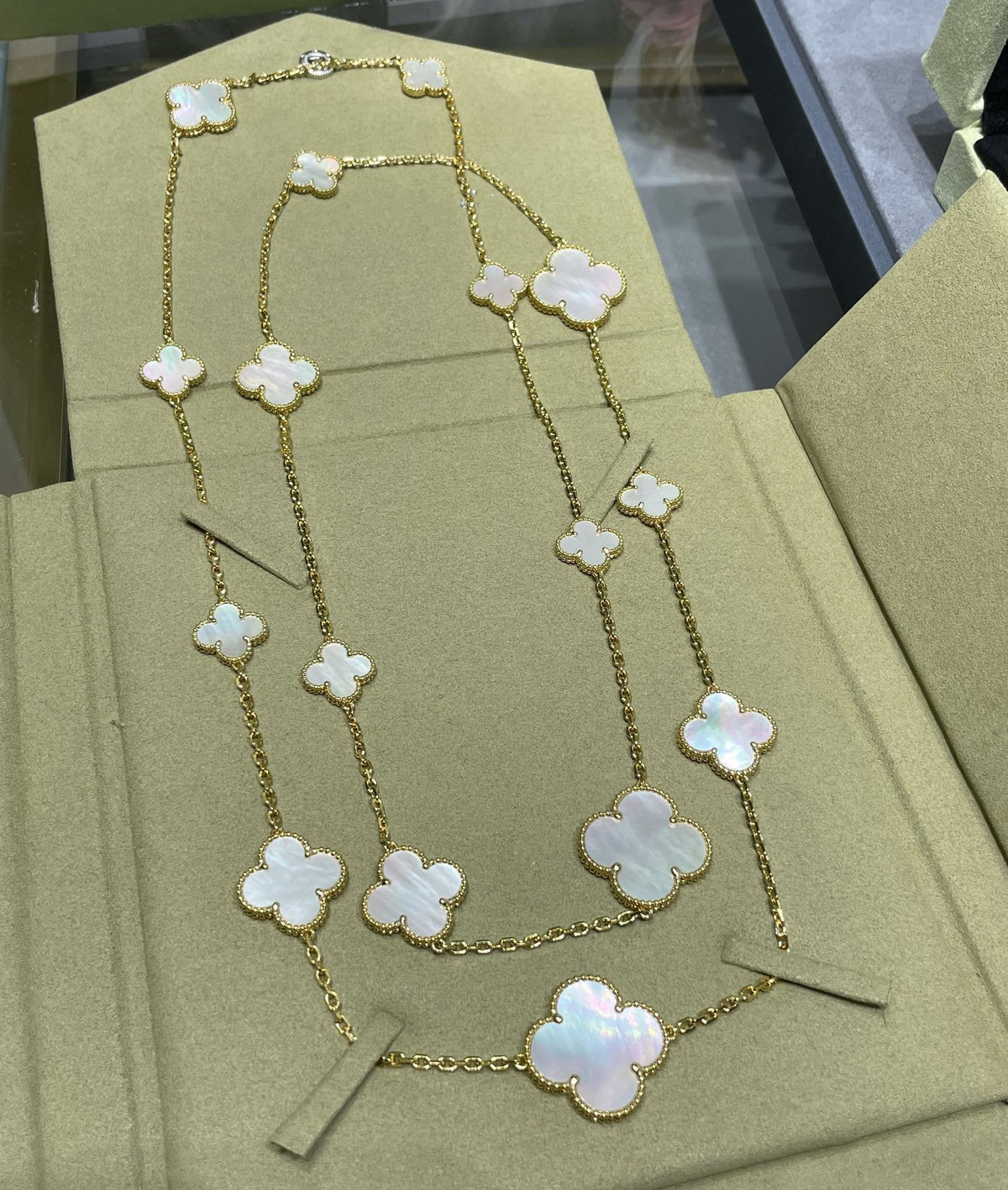Miro CLOVER 16 MOTIF WHITE MOP GOLD NECKLACE