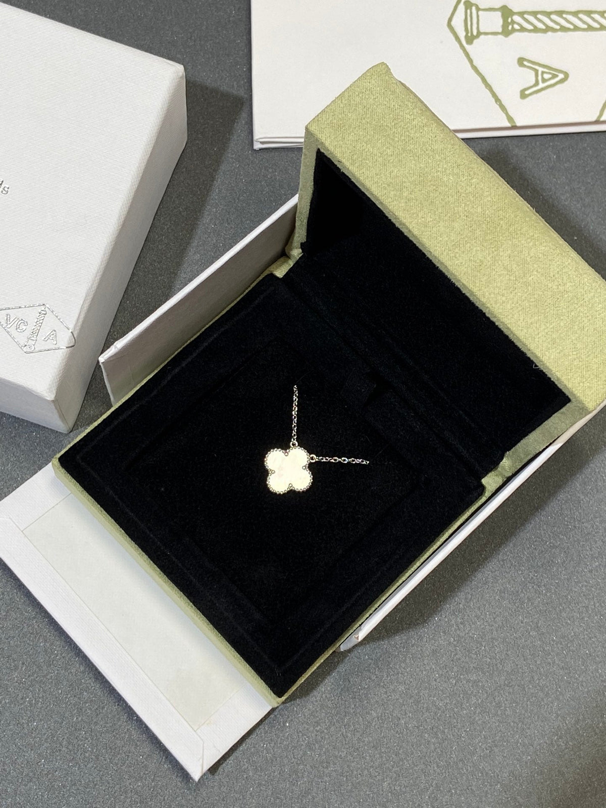 Miro CLOVER MEDIUM SILVER WHITE MOP NECKLACE