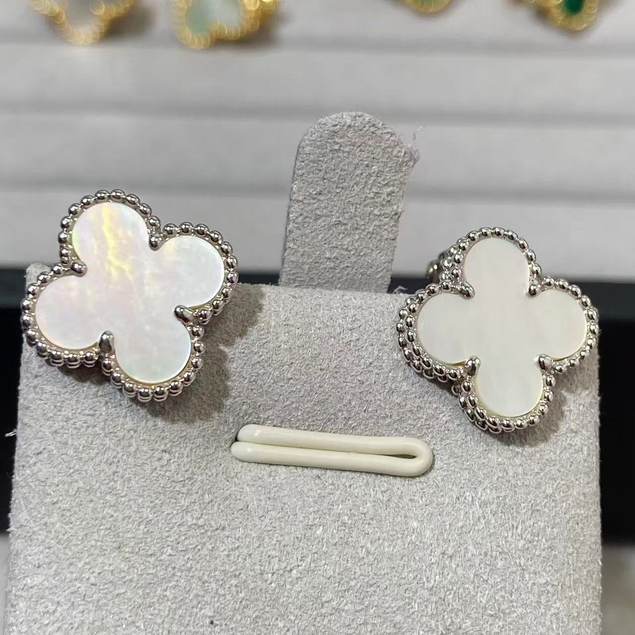 [Miro ] CLOVER LARGE (20mm) 1 MOTIFS WHITE MOP STUD EARRINGS