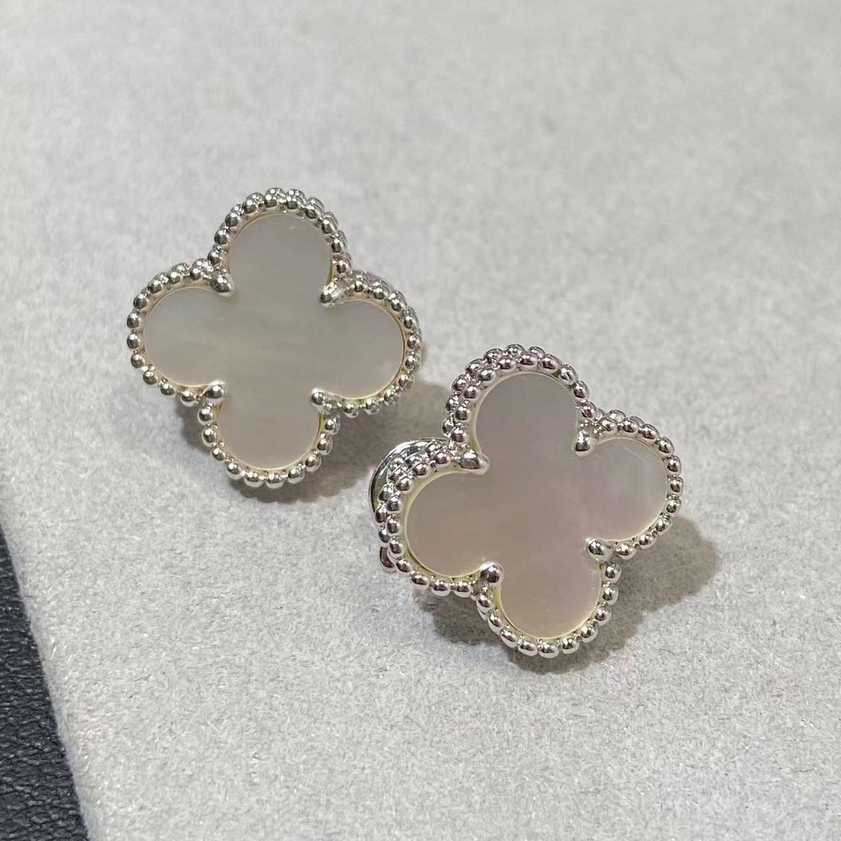 [Miro ] CLOVER LARGE (20mm) 1 MOTIFS WHITE MOP STUD EARRINGS