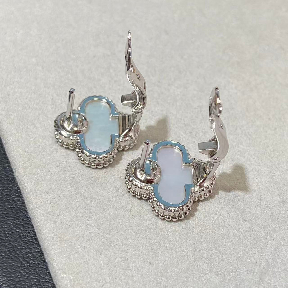 [Miro ] CLOVER LARGE (20mm) 1 MOTIFS WHITE MOP STUD EARRINGS