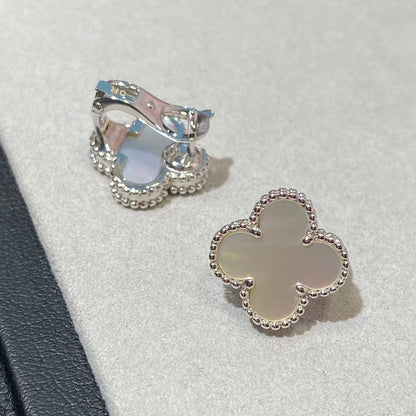 [Miro ] CLOVER LARGE (20mm) 1 MOTIFS WHITE MOP STUD EARRINGS