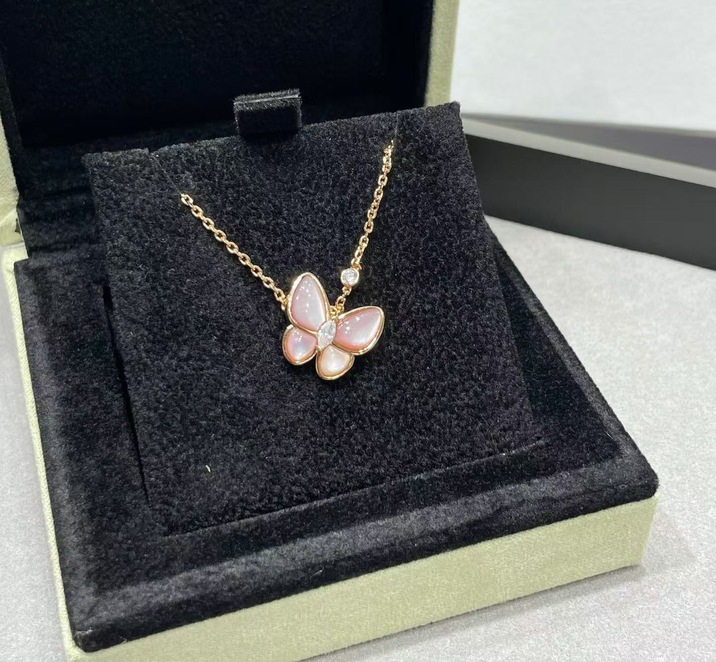 [Miro ] BUTTERFLY PINK MOTHER-OF-PEARL DIAMOND NECKLACE