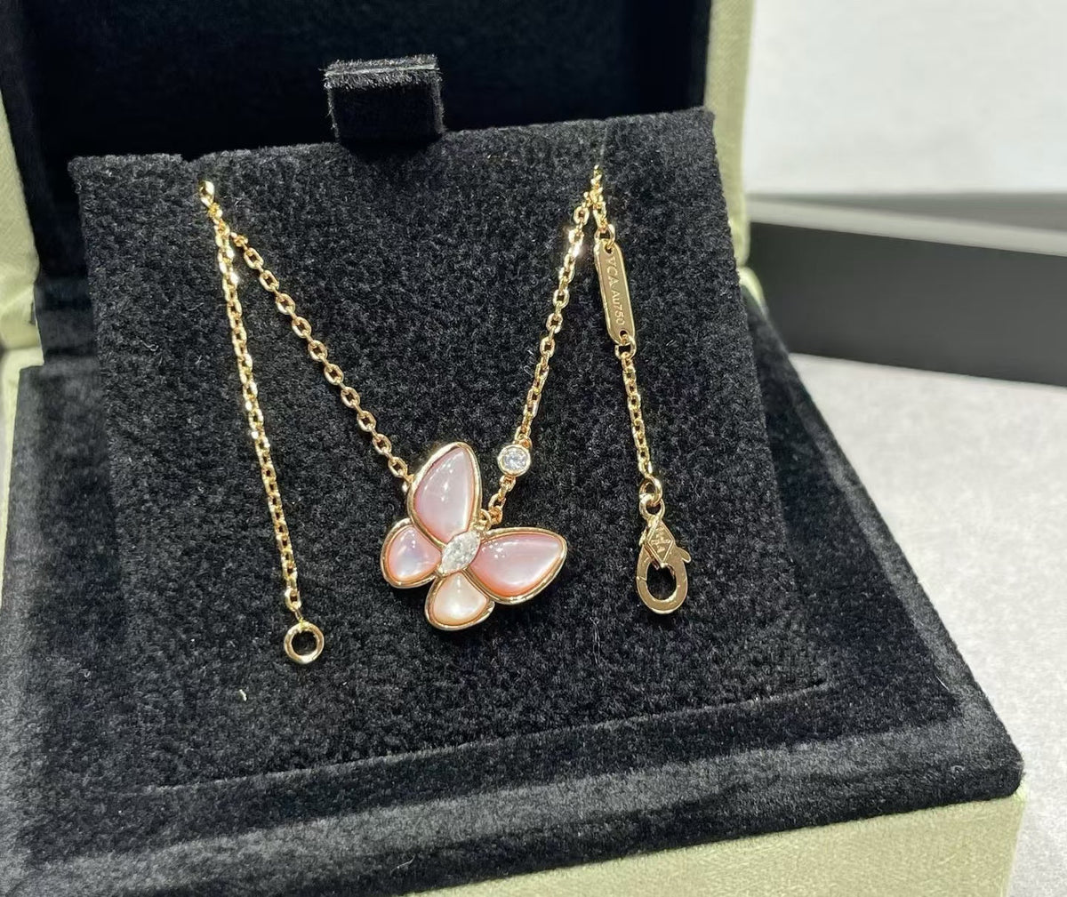 [Miro ] BUTTERFLY PINK MOTHER-OF-PEARL DIAMOND NECKLACE