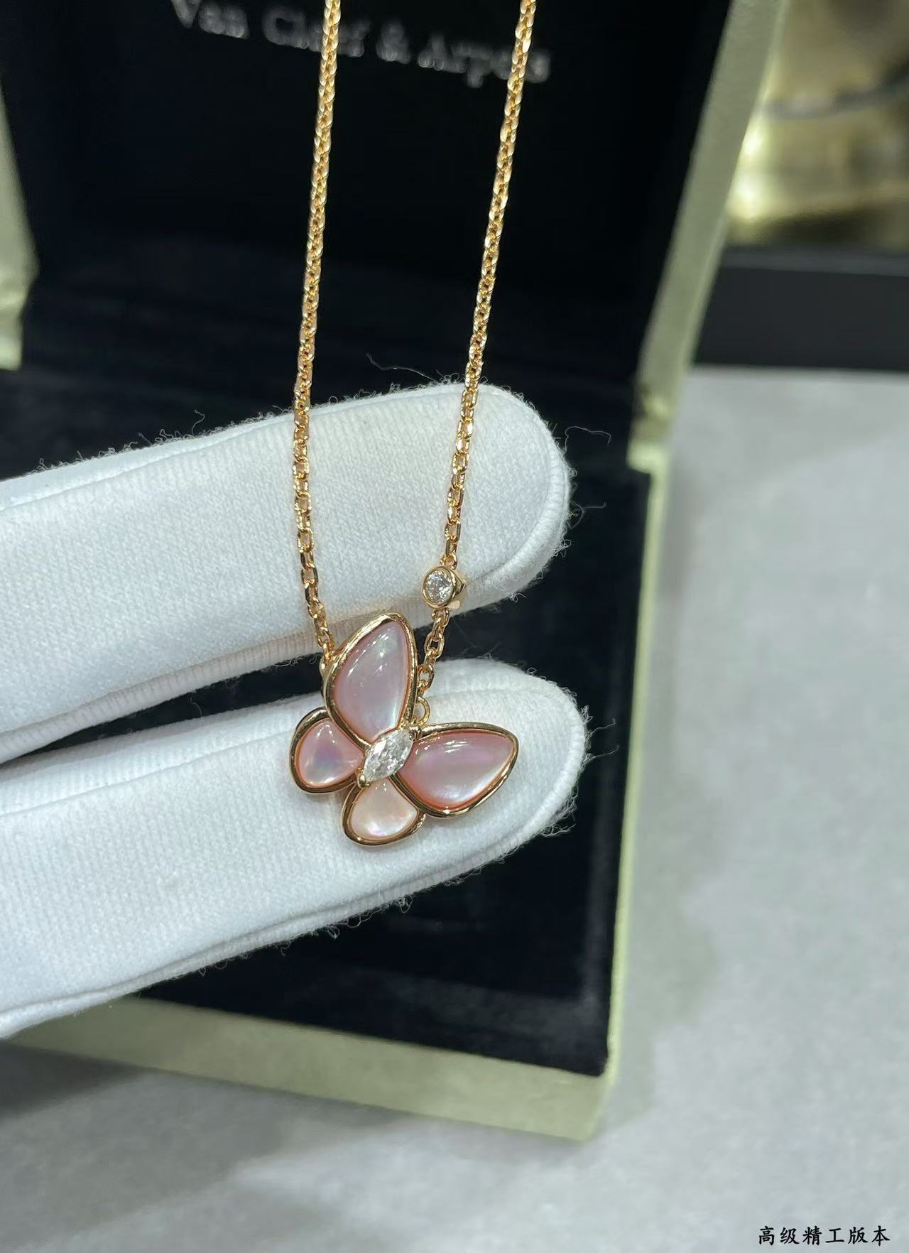 [Miro ] BUTTERFLY PINK MOTHER-OF-PEARL DIAMOND NECKLACE