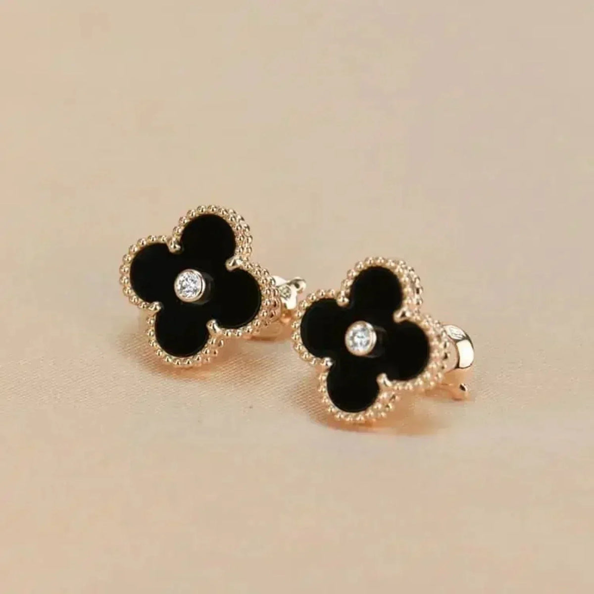 Miro CLOVER MEDIUM 1 MOTIFS ONYX DIAMOND EARRINGS