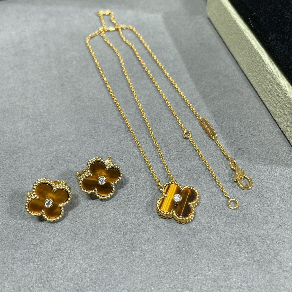 Miro クローバー 15MM ダイヤモンド & イエロータイガーアイアゲート ネックレス