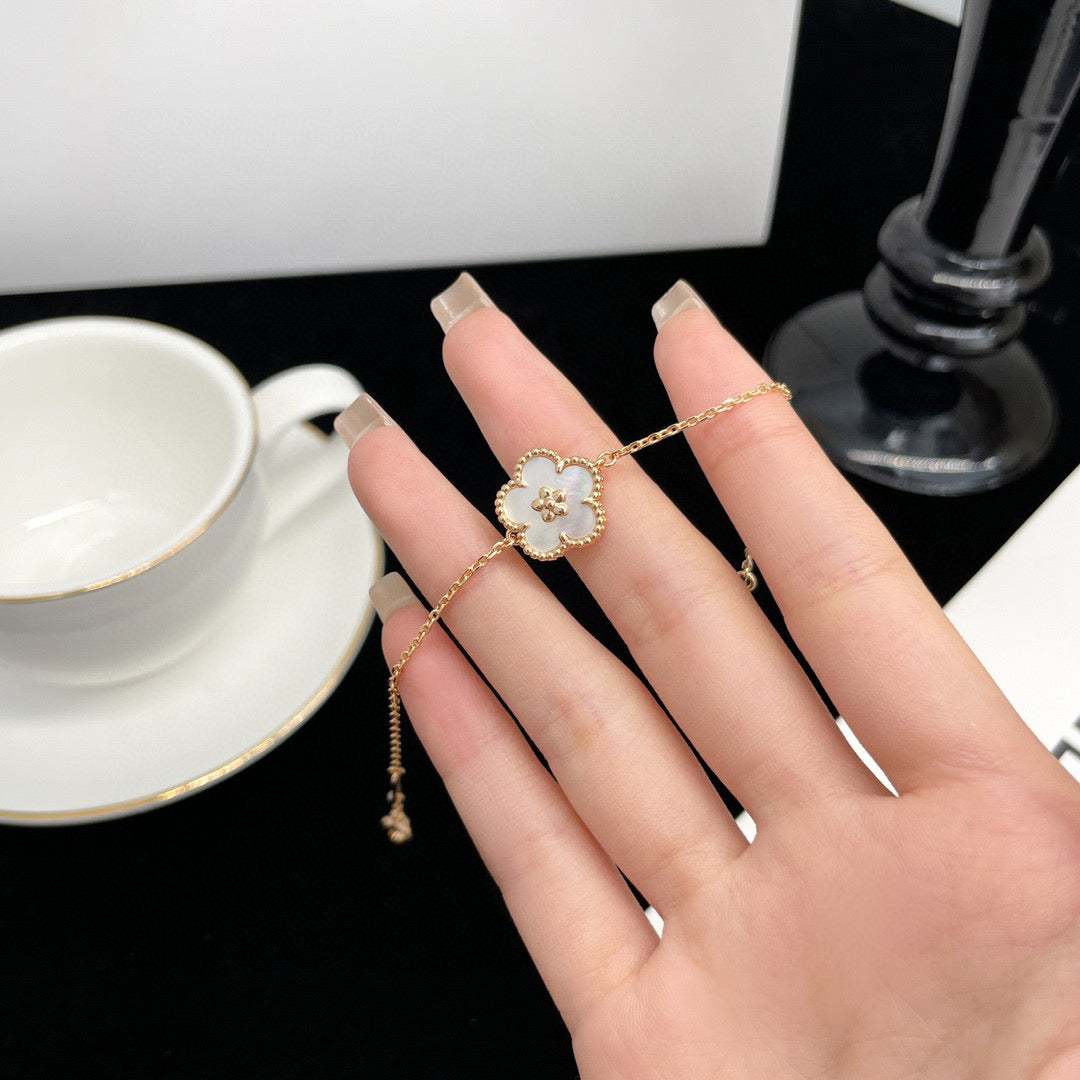 ミロ ラッキーホワイトモップ 梅の花 ブレスレット
