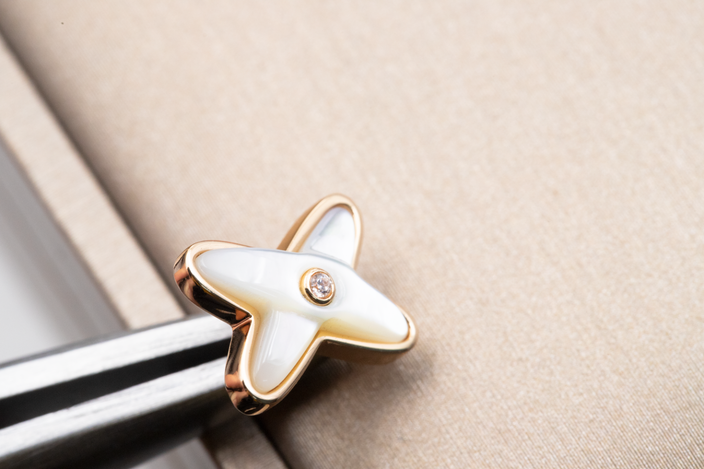 Miro JEUX DE WHITE MOP PINK GOLD DIAMOND EARRINGS