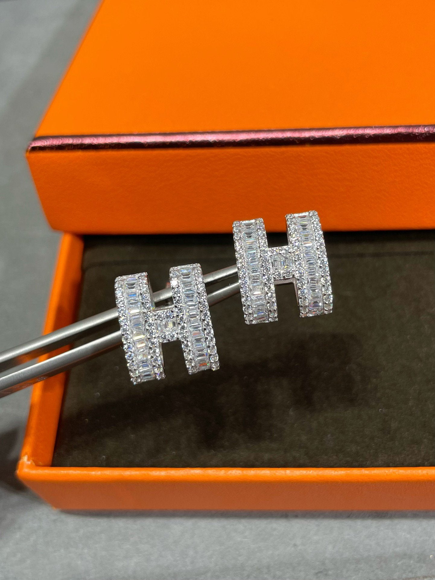 Miro H STUD EARRINGS WITH SILVER DIAMONDS