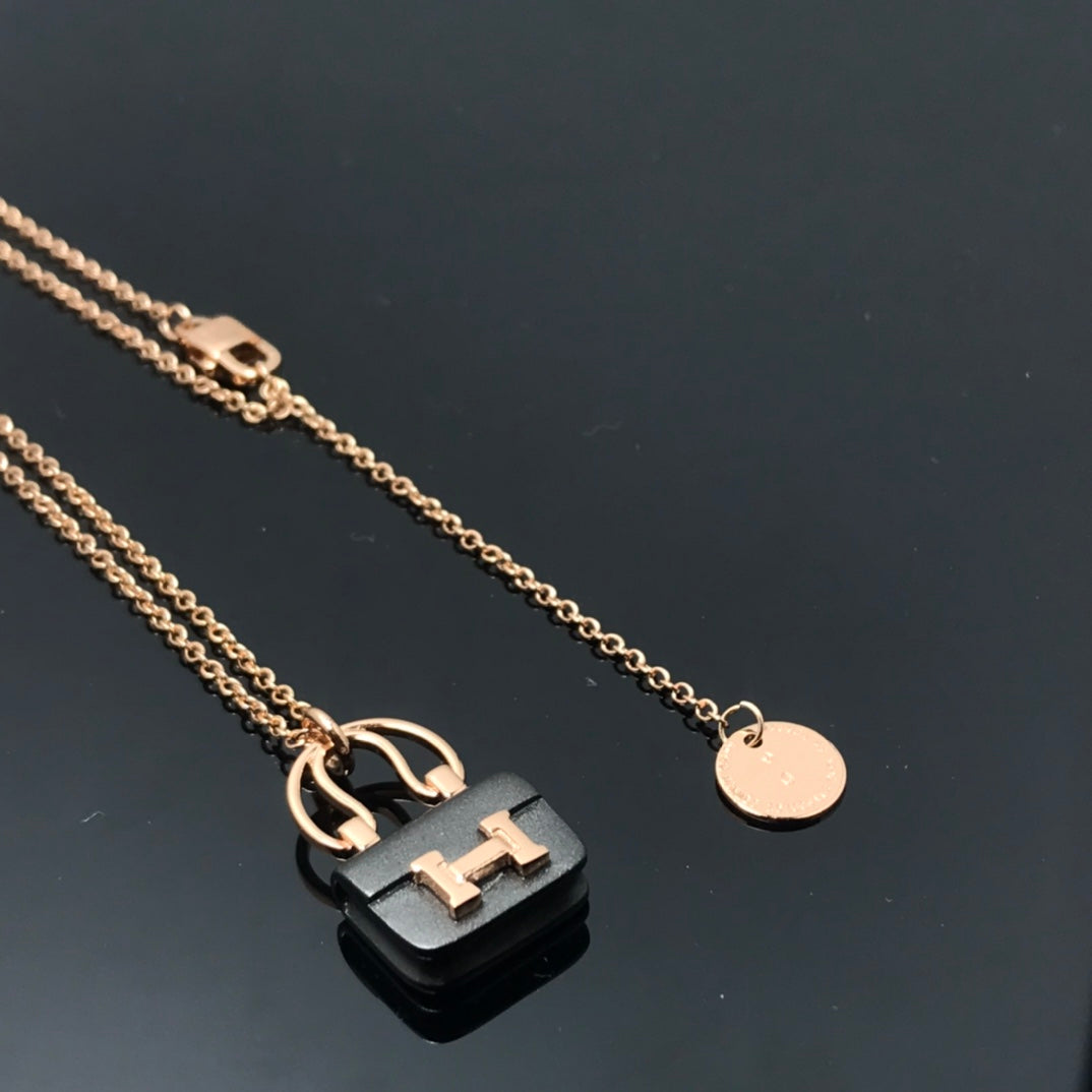 Miro レディース HM アミュレット コンスタンス ペンダント ネックレス