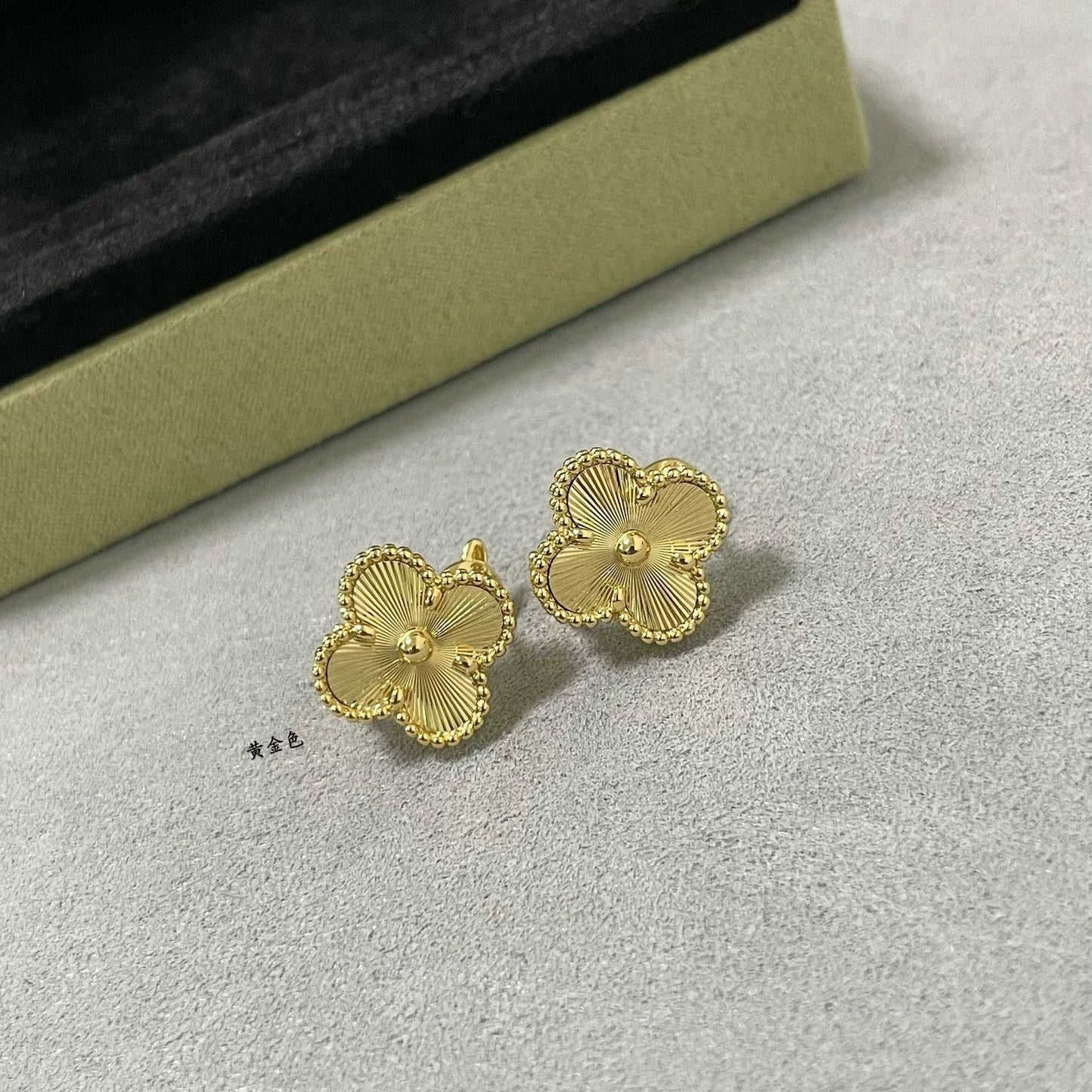 Miro CLOVER MEDIUM STUD EARRINGS