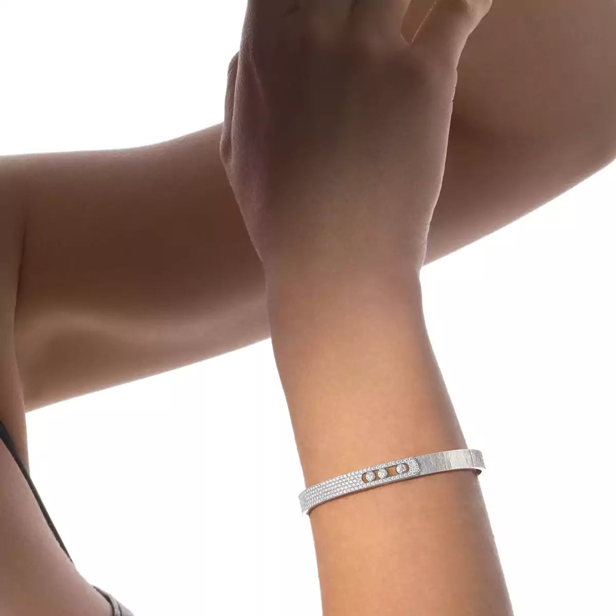 [Miro ]Move Noa Ciselé half pavé bangle
