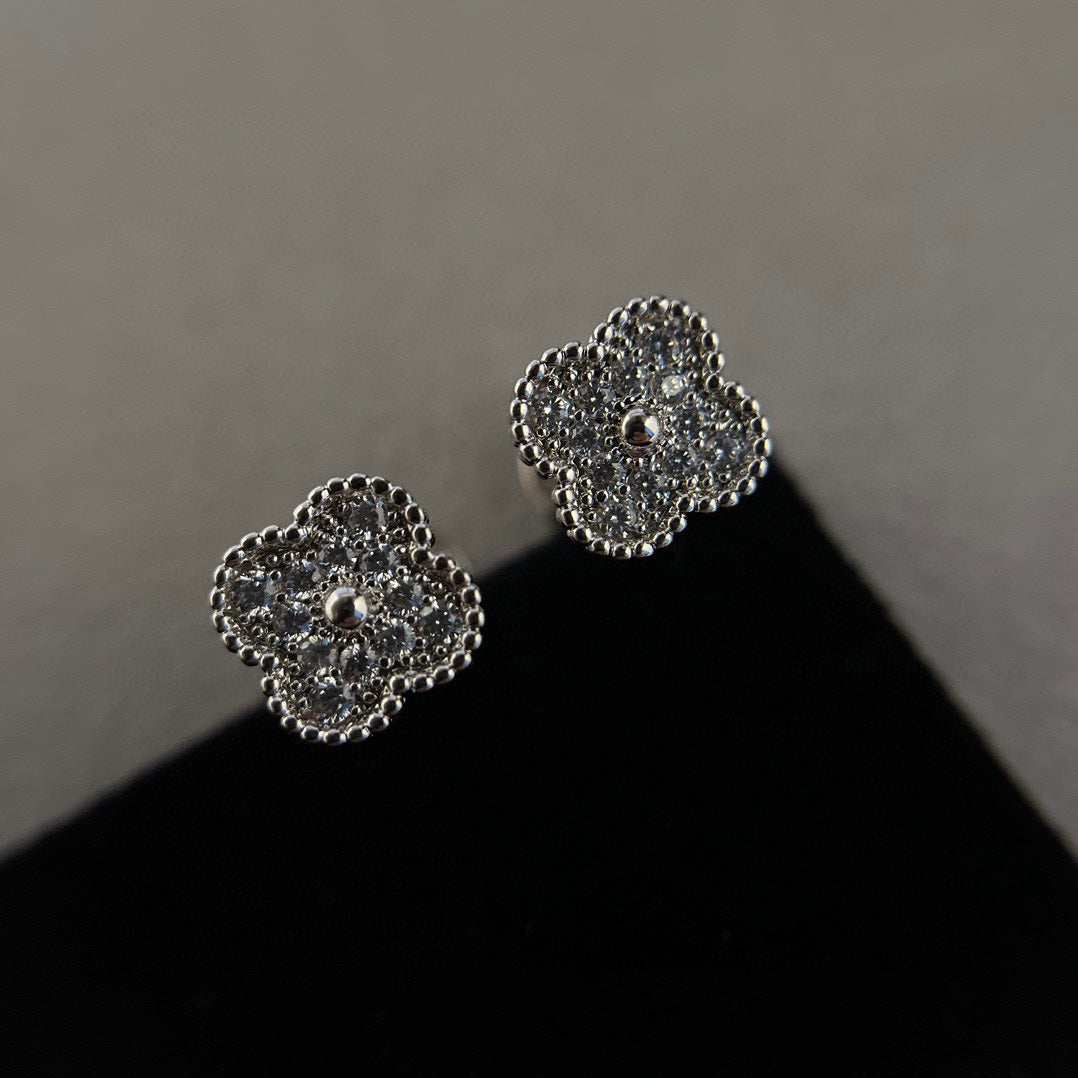 Miro CLOVER MINI DIAMOND STUD EARRINGS