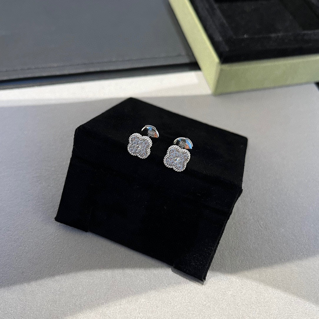 Miro CLOVER MINI DIAMOND STUD EARRINGS
